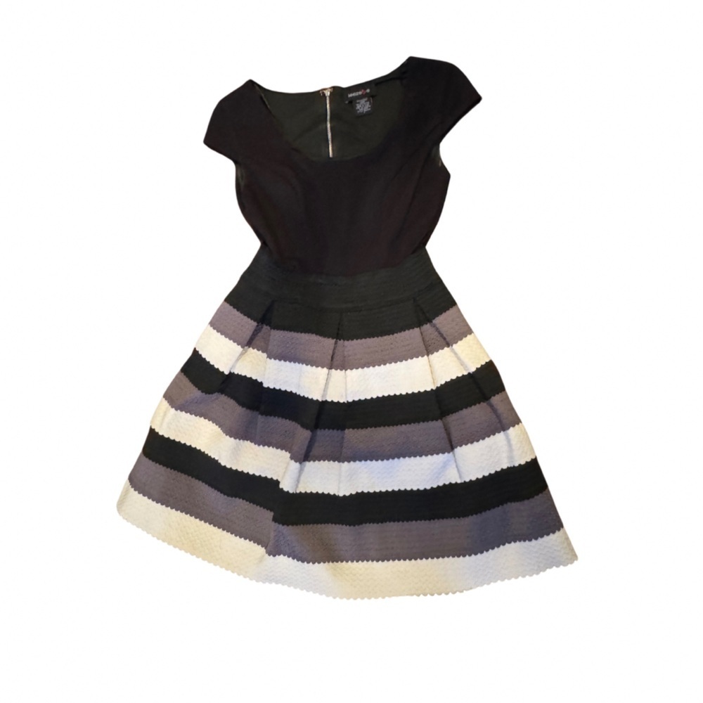 Teeze Me Women’s Juniors Colorblock Dress black, white & Gray spandex Small